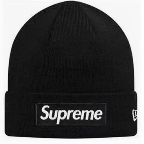 Ribbed knit nylon beanie, warm folded cuff embellished with a rubber Skyline logo patch and high-visibility stitching, a versatile accessory for urban outfits in cold weatherAccent Street Beanie